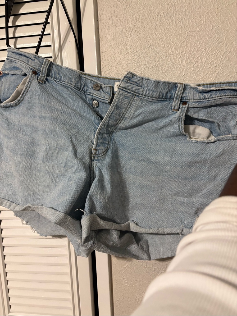 Abercrombie & Fitch Light Blue Low Rise Baggy Shorts ( size 35 /14-16US Women )